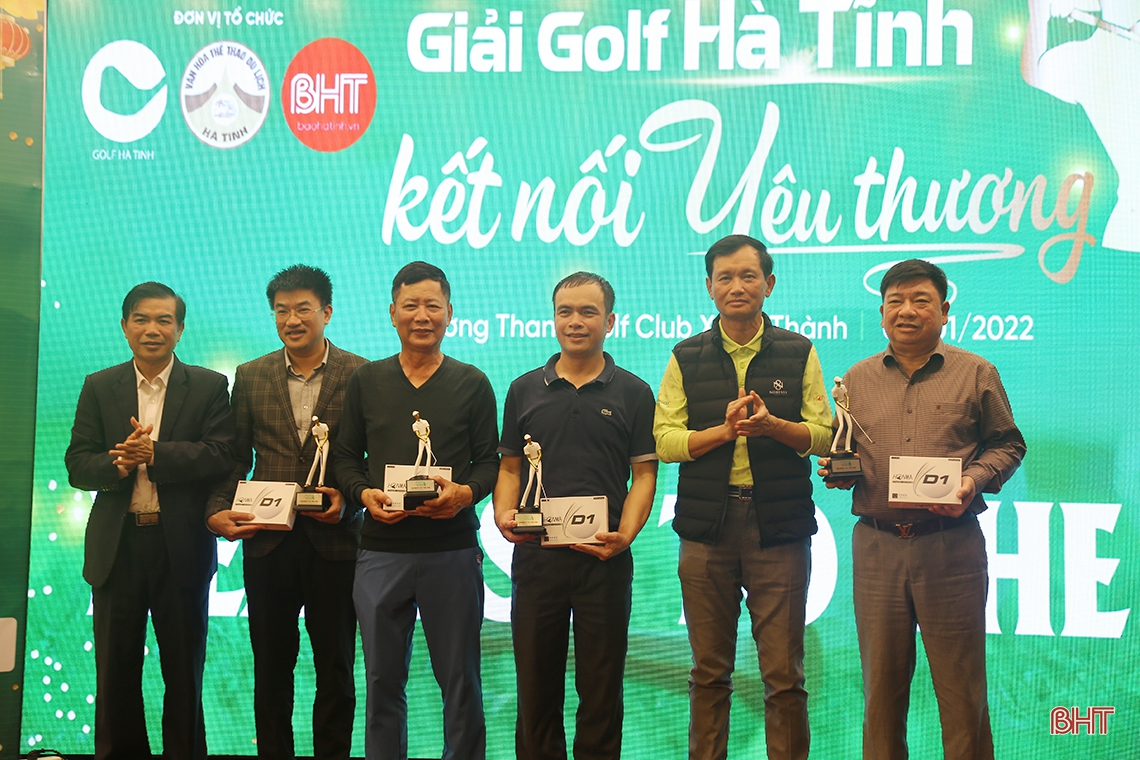 Giải Golf “Kết nối yêu thương” huy động được 900 triệu đồng tặng quà tết cho người nghèo Hà Tĩnh