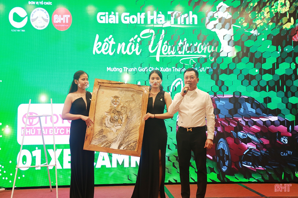 Giải Golf “Kết nối yêu thương” huy động được 900 triệu đồng tặng quà tết cho người nghèo Hà Tĩnh