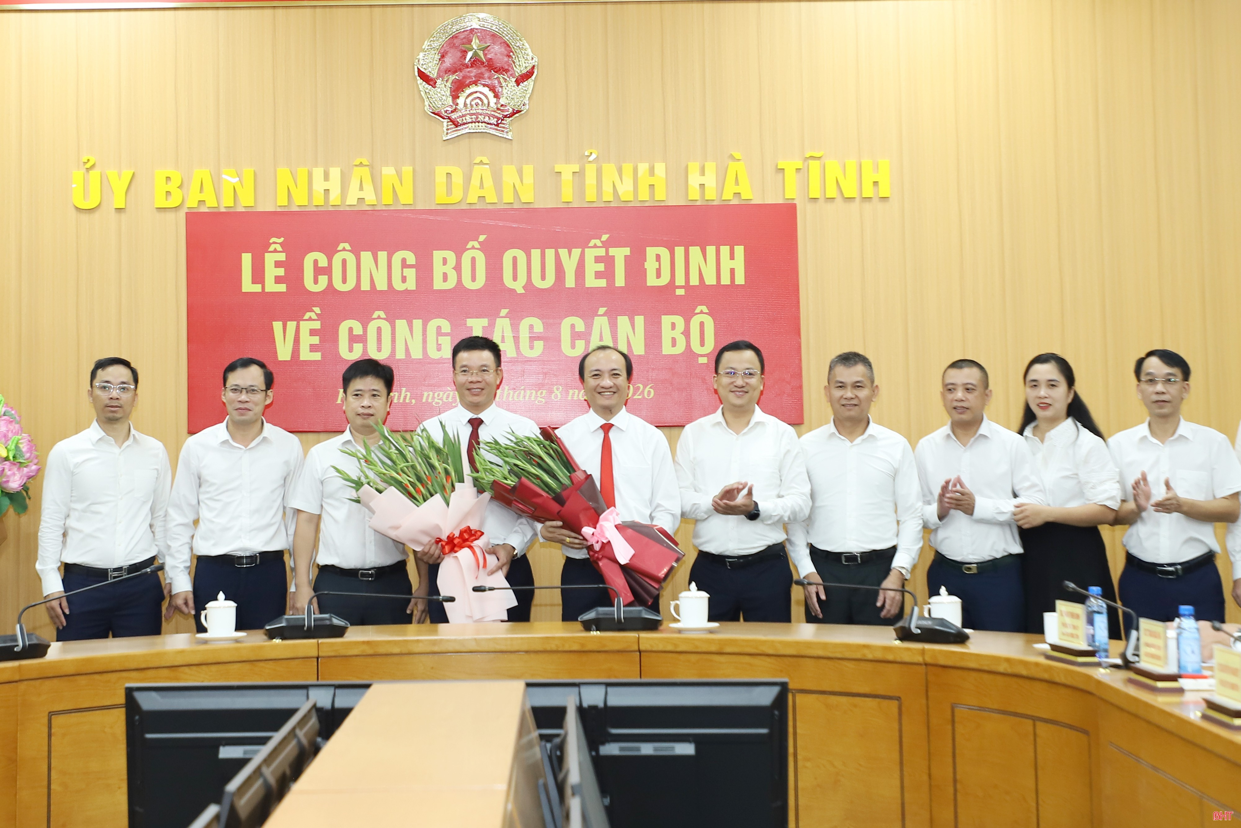 Lãnh đạo Ban Quản lý dự án đầu tư xây dựng công trình giao thông và phát triển đô thị tỉnh tặng hoa chúc mừng đồng chí Nguyễn Duy Đức và Nguyễn Danh Phong.