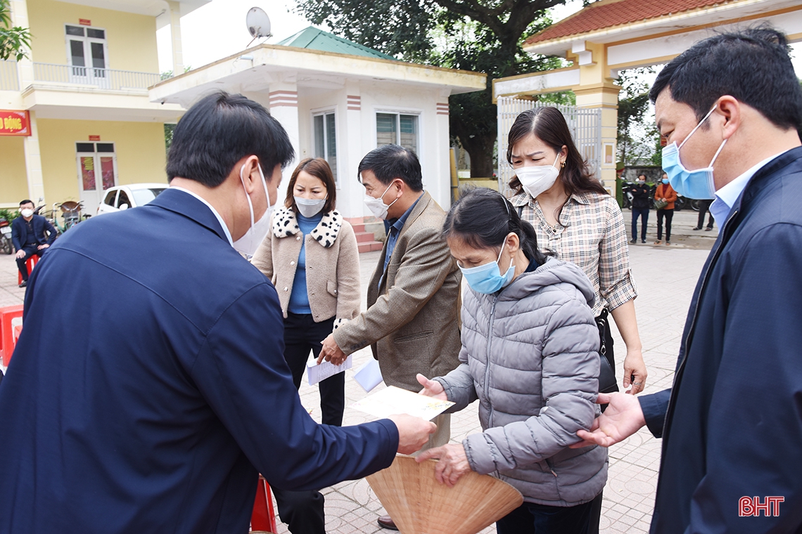 Chủ tịch UBND tỉnh thăm hỏi, tặng quà tết cho người gặp hoàn cảnh khó khăn ở Đức Thọ