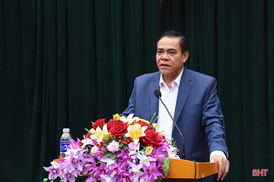 Chủ tịch UBND tỉnh thăm hỏi, tặng quà tết cho người gặp hoàn cảnh khó khăn ở Đức Thọ