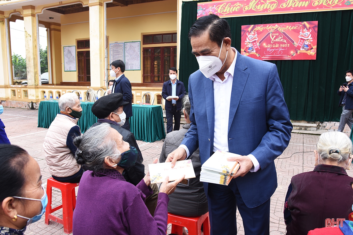 Chủ tịch UBND tỉnh thăm hỏi, tặng quà tết cho người gặp hoàn cảnh khó khăn ở Đức Thọ