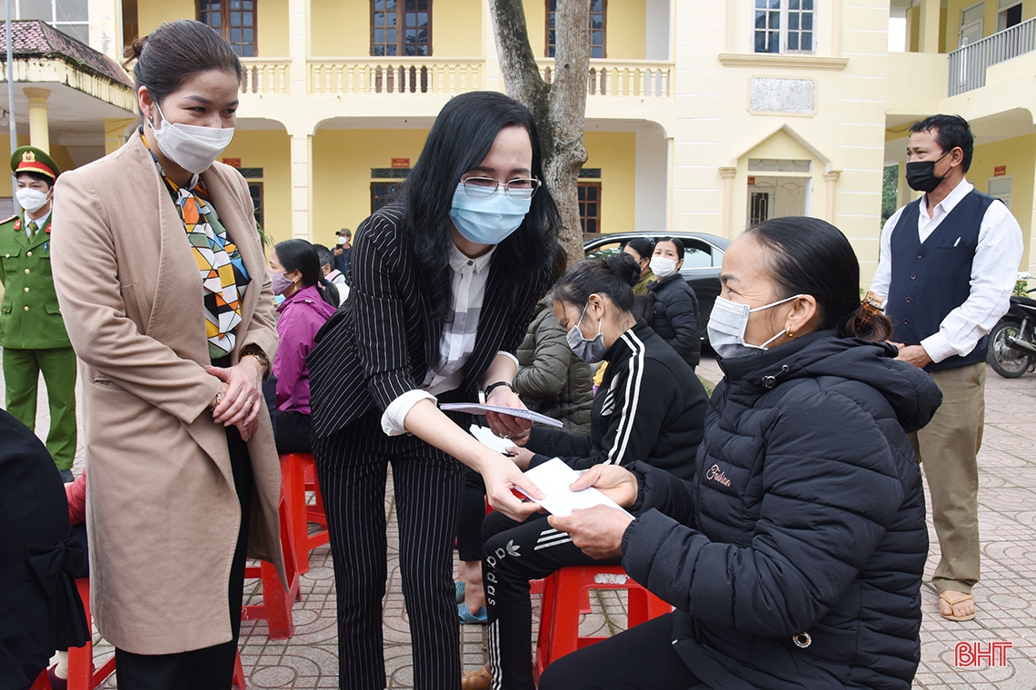 Chủ tịch UBND tỉnh thăm hỏi, tặng quà tết cho người gặp hoàn cảnh khó khăn ở Đức Thọ