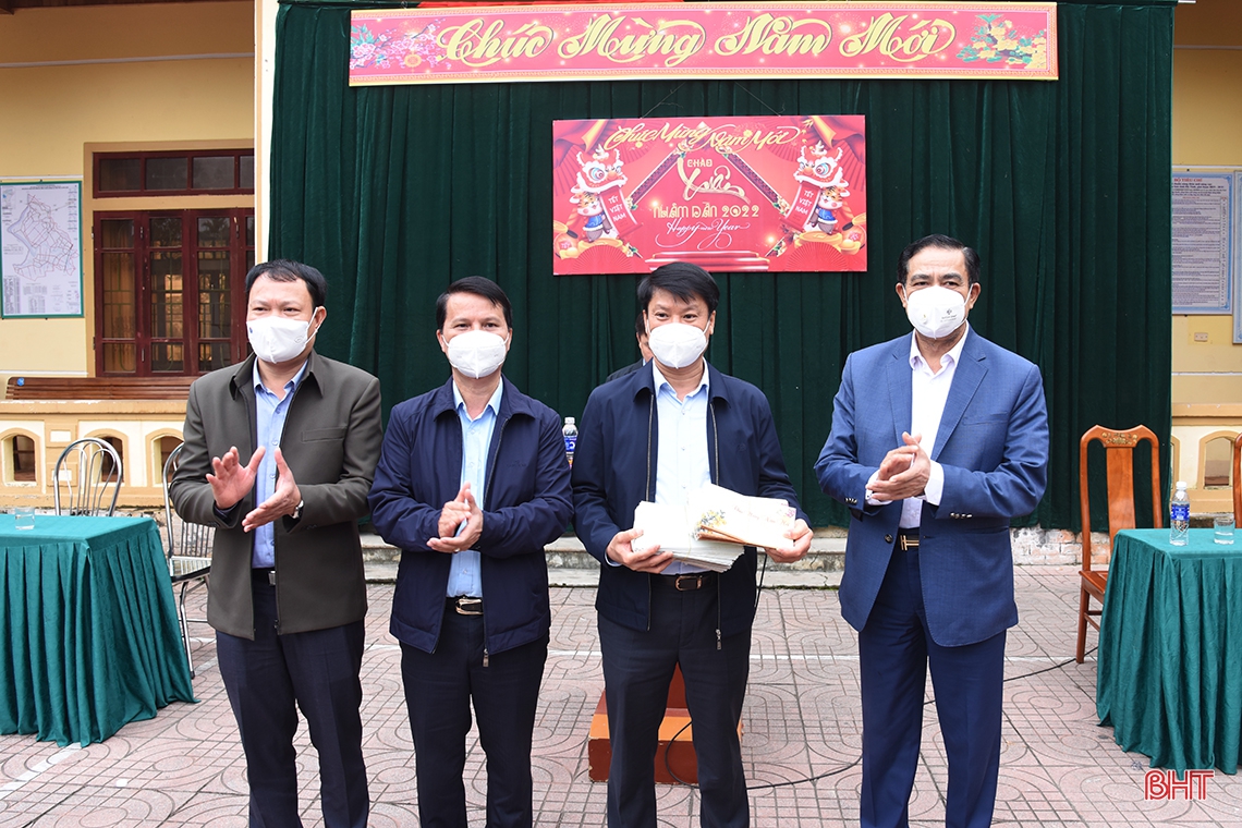 Chủ tịch UBND tỉnh thăm hỏi, tặng quà tết cho người gặp hoàn cảnh khó khăn ở Đức Thọ