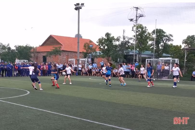 Đội liên quân phường xã vô địch Giải Bóng đá nữ TP Hà Tĩnh 