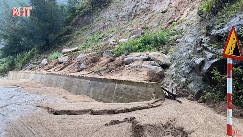 Mối nguy sạt lở trên tuyến đường quốc phòng ven biển ở Hà Tĩnh