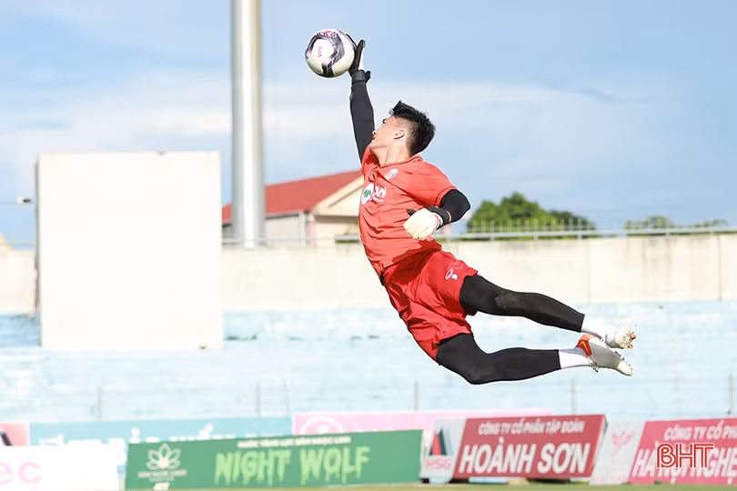 Thầy trò HLV Nguyễn Huy Hoàng tập làm quen sân Hà Tĩnh