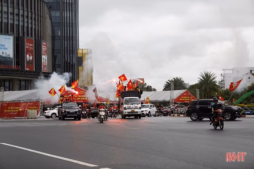 Cổ động viên cổ vũ đội nhà trước trận “derby xứ Nghệ”