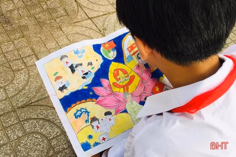 Xem tranh vẽ của thiếu nhi Hà Tĩnh chào mừng Đại hội Đoàn toàn quốc