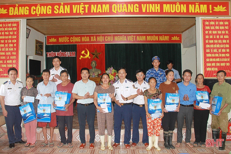 Bộ Tư lệnh Vùng cảnh sát biển 1 trao quà cho bà con “ốc đảo” Hồng Lam