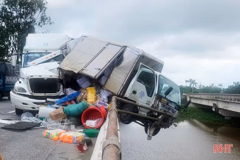 Xe tải suýt rơi xuống sông sau vụ va chạm liên hoàn trên quốc lộ 1
