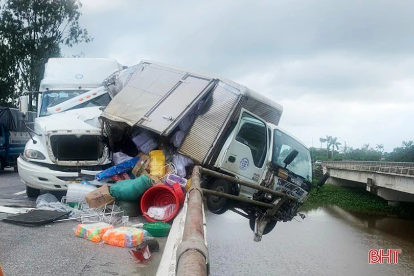 Xe tải suýt rơi xuống sông sau vụ va chạm liên hoàn trên quốc lộ 1