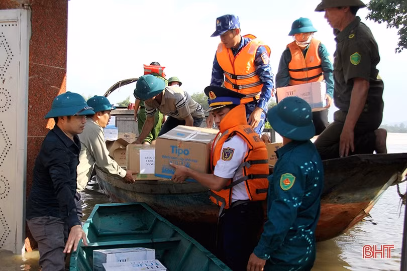 Trao 334 suất quà hỗ trợ người dân “ốc đảo” Hồng Lam