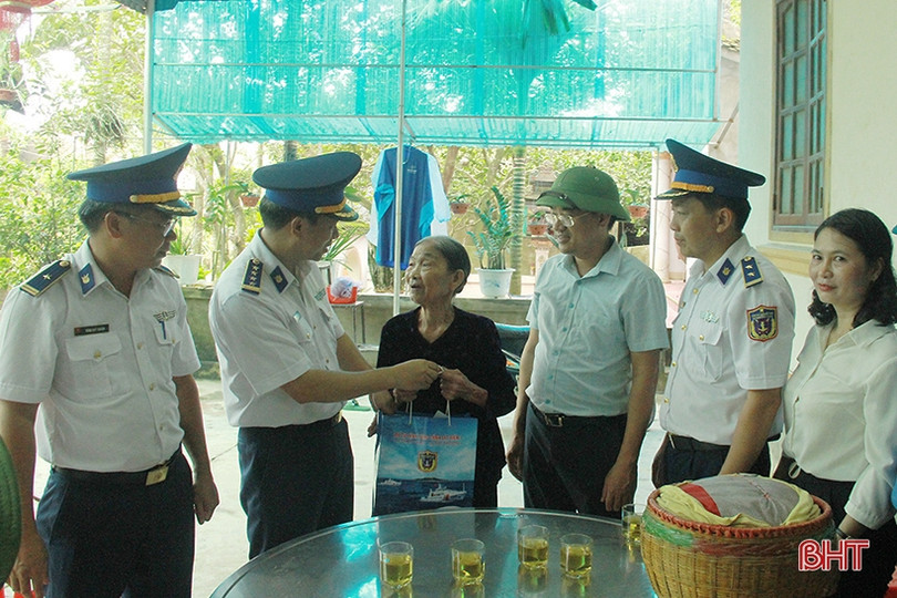 Bộ Tư lệnh Vùng cảnh sát biển 1 trao quà cho bà con “ốc đảo” Hồng Lam