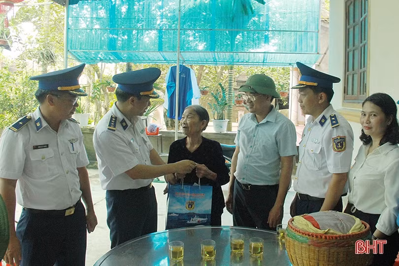 Bộ Tư lệnh Vùng cảnh sát biển 1 trao quà cho bà con “ốc đảo” Hồng Lam