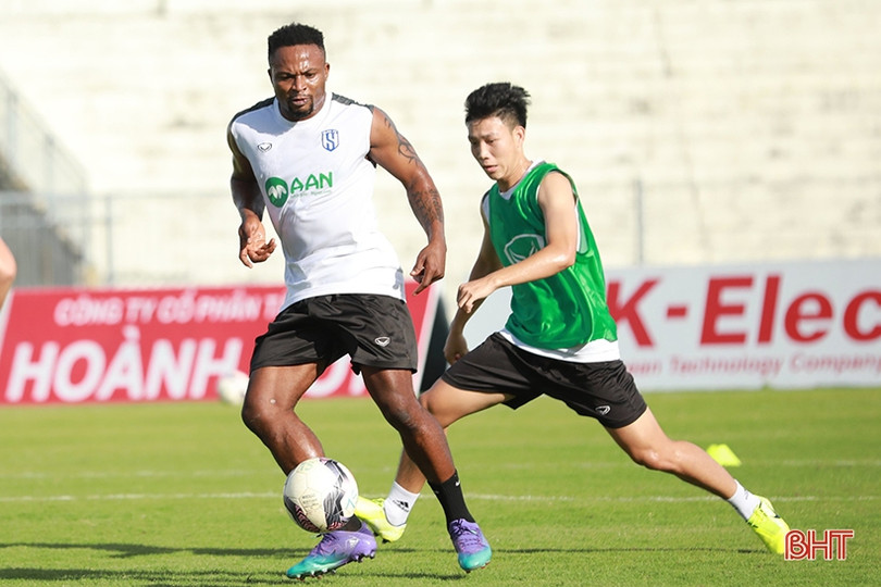 Thầy trò HLV Nguyễn Huy Hoàng tập làm quen sân Hà Tĩnh