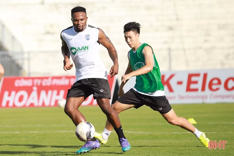 Thầy trò HLV Nguyễn Huy Hoàng tập làm quen sân Hà Tĩnh