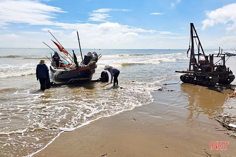 Ngư dân Xuân Yên vui mừng trúng ghẹ sau ngày biển động