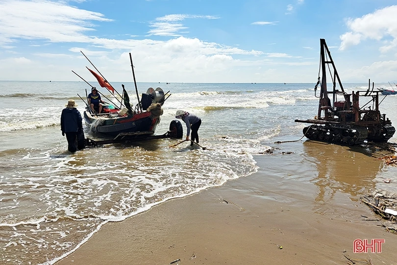 Ngư dân Xuân Yên vui mừng trúng ghẹ sau ngày biển động