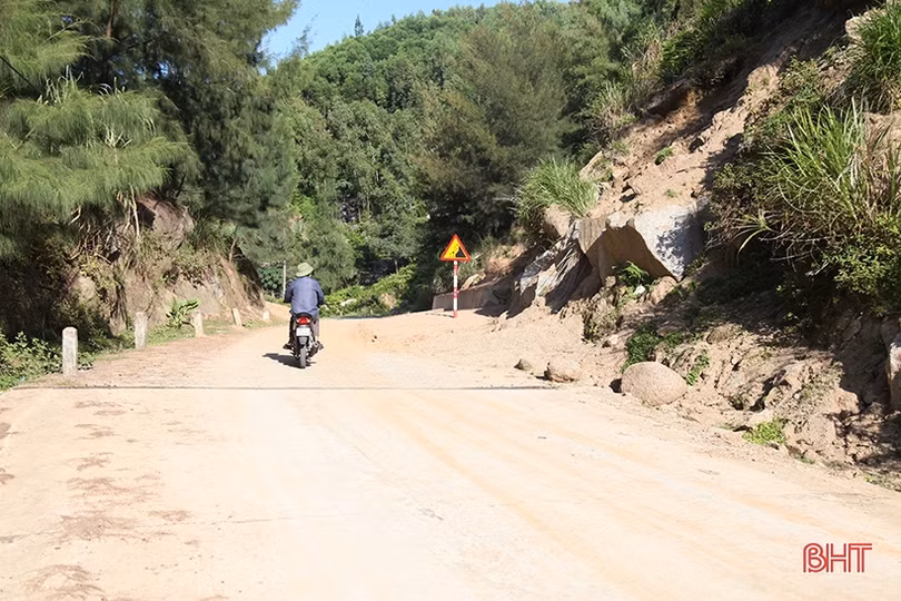 Mối nguy sạt lở trên tuyến đường quốc phòng ven biển ở Hà Tĩnh