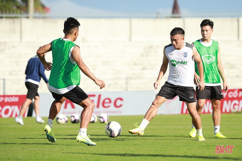 Thầy trò HLV Nguyễn Huy Hoàng tập làm quen sân Hà Tĩnh