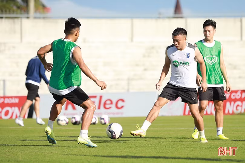 Thầy trò HLV Nguyễn Huy Hoàng tập làm quen sân Hà Tĩnh