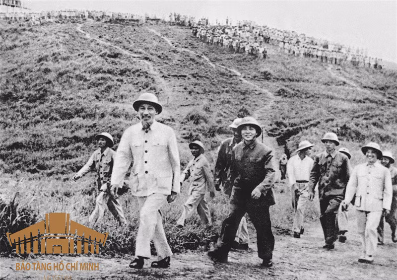 Chủ tịch Hồ Chí Minh - “Anh hùng giải phóng dân tộc, nhà văn hóa kiệt xuất”