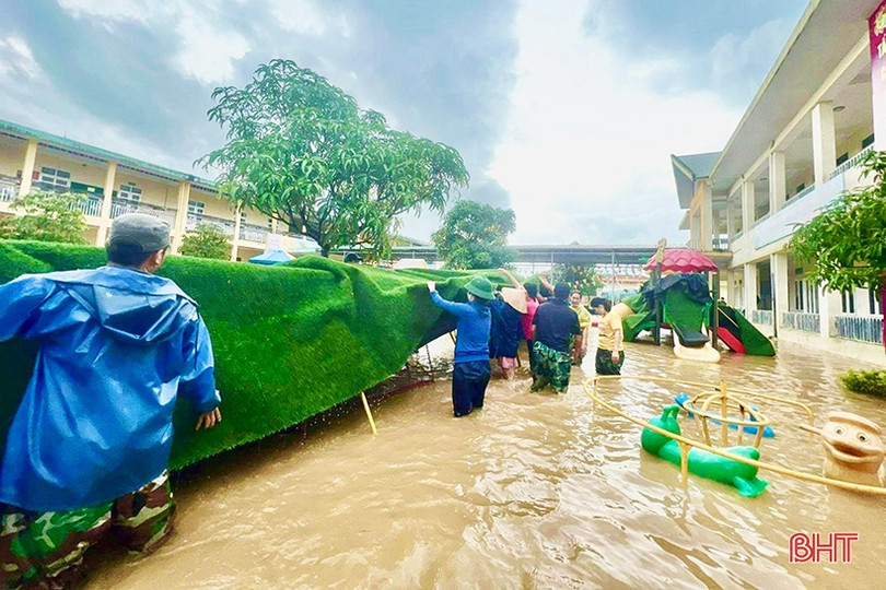 Nghi Xuân tổng vệ sinh đón học sinh trở lại trường sau mưa lũ
