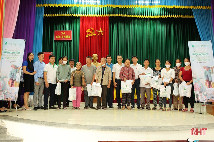 Trao 100 suất quà cho các gia đình khó khăn bị ảnh hưởng lũ lụt