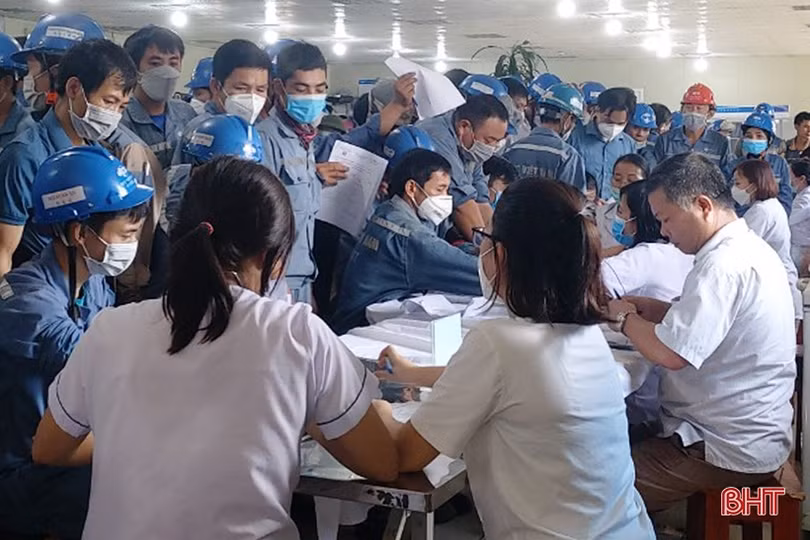 Khám sức khỏe cho hơn 1.100 công nhân ở Khu kinh tế Vũng Áng