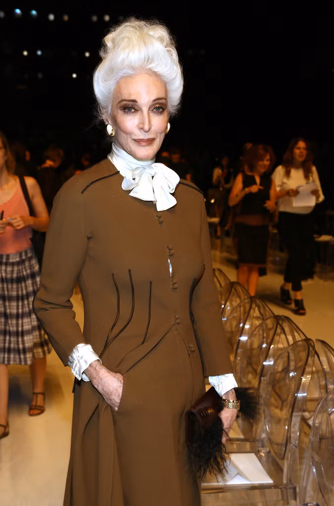 Gu mặc thanh lịch của siêu mẫu 91 tuổi