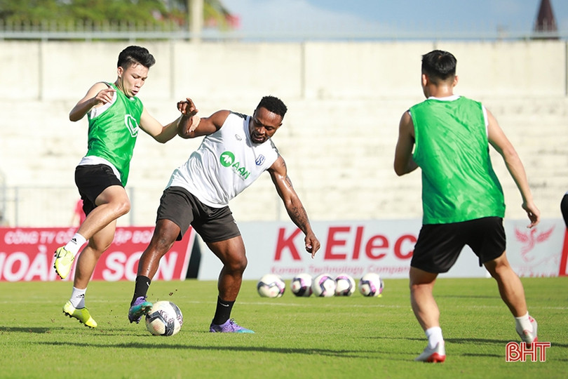 Thầy trò HLV Nguyễn Huy Hoàng tập làm quen sân Hà Tĩnh