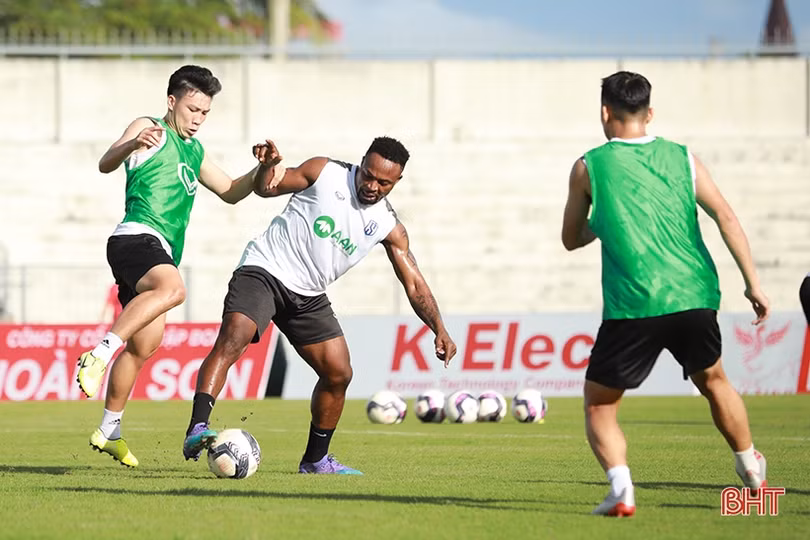 Thầy trò HLV Nguyễn Huy Hoàng tập làm quen sân Hà Tĩnh