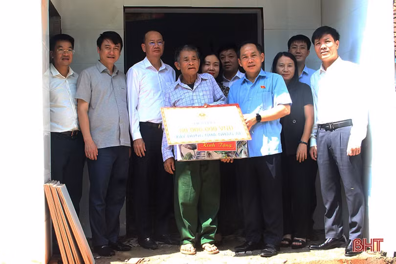 Đoàn đại biểu Quốc hội Hà Tĩnh hỗ trợ xây dựng 2 nhà nhân ái ở Nghi Xuân