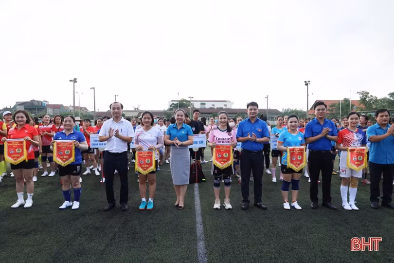 Đội liên quân phường xã vô địch Giải Bóng đá nữ TP Hà Tĩnh 