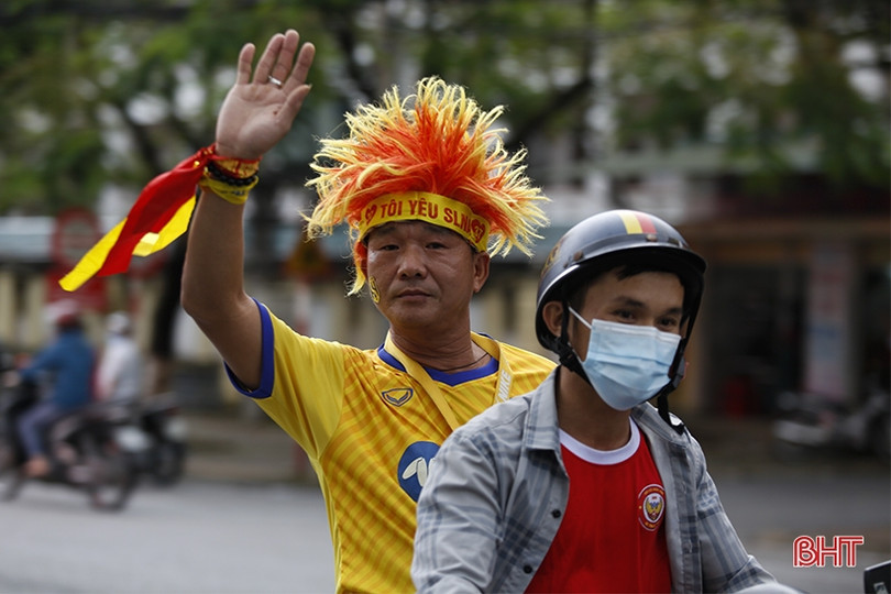 Cổ động viên cổ vũ đội nhà trước trận “derby xứ Nghệ”