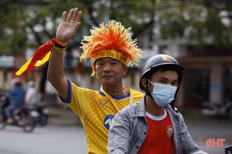 Cổ động viên cổ vũ đội nhà trước trận “derby xứ Nghệ”