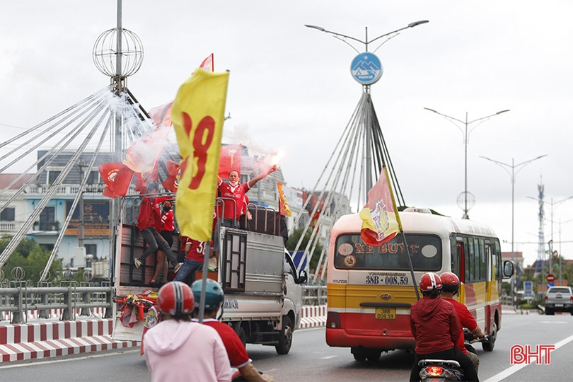 Cổ động viên cổ vũ đội nhà trước trận “derby xứ Nghệ”