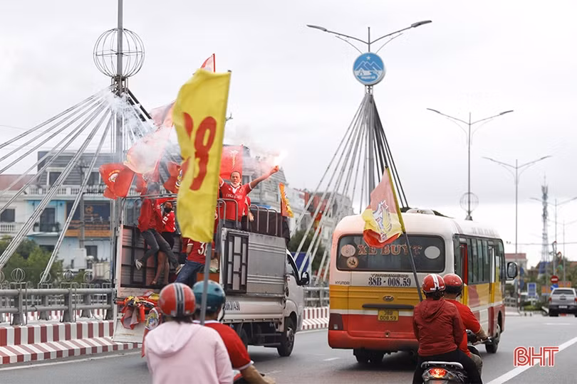 Cổ động viên cổ vũ đội nhà trước trận “derby xứ Nghệ”