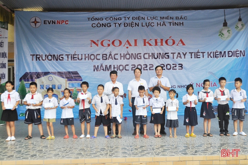 Gần 1.200 học sinh tiểu học ở Hà Tĩnh học cách tiết kiệm điện