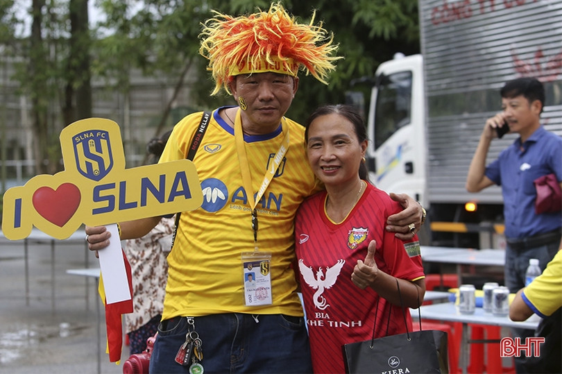 Cổ động viên cổ vũ đội nhà trước trận “derby xứ Nghệ”