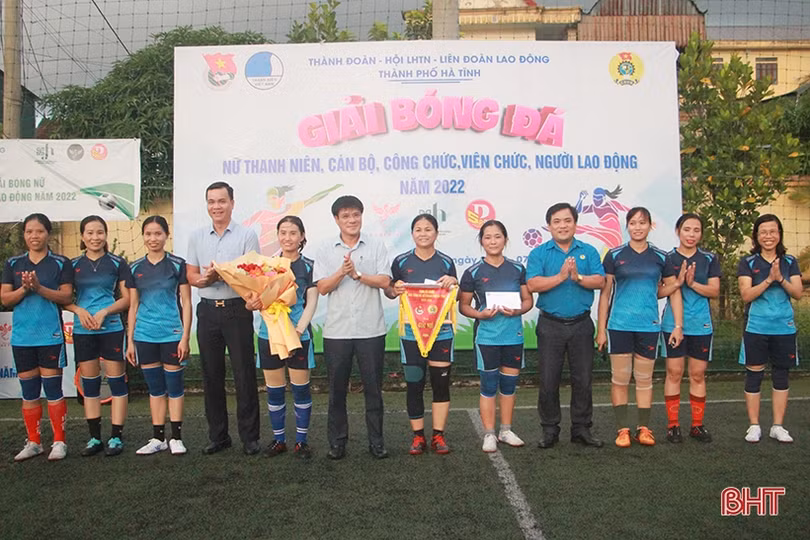 Đội liên quân phường xã vô địch Giải Bóng đá nữ TP Hà Tĩnh 
