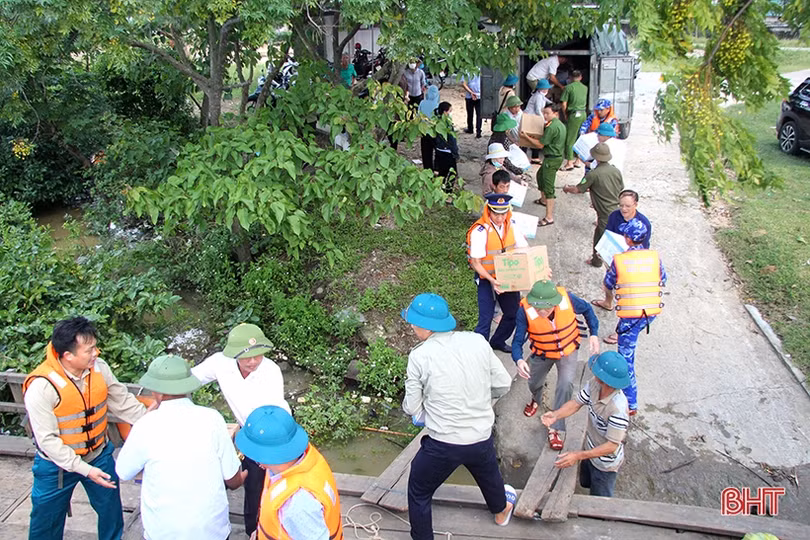 Trao 334 suất quà hỗ trợ người dân “ốc đảo” Hồng Lam