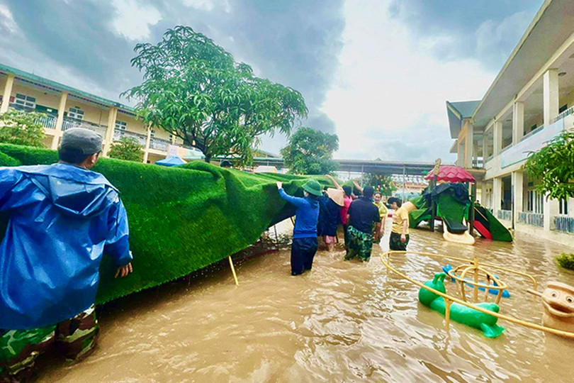 Trao nhu yếu phẩm thiết yếu hỗ trợ bà con vùng lũ Hồng Lam