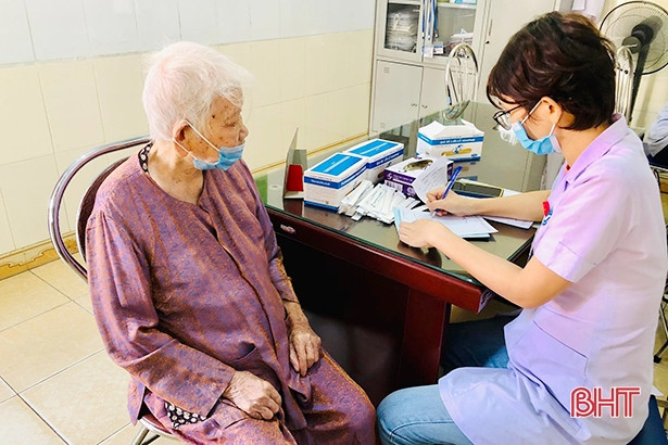 Khám, cấp phát thuốc miễn phí cho người già, đối tượng chính sách ở TP Hà Tĩnh