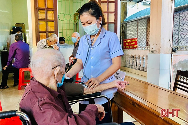Khám, cấp phát thuốc miễn phí cho người già, đối tượng chính sách ở TP Hà Tĩnh