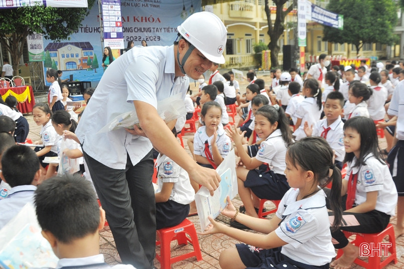 Gần 1.200 học sinh tiểu học ở Hà Tĩnh học cách tiết kiệm điện