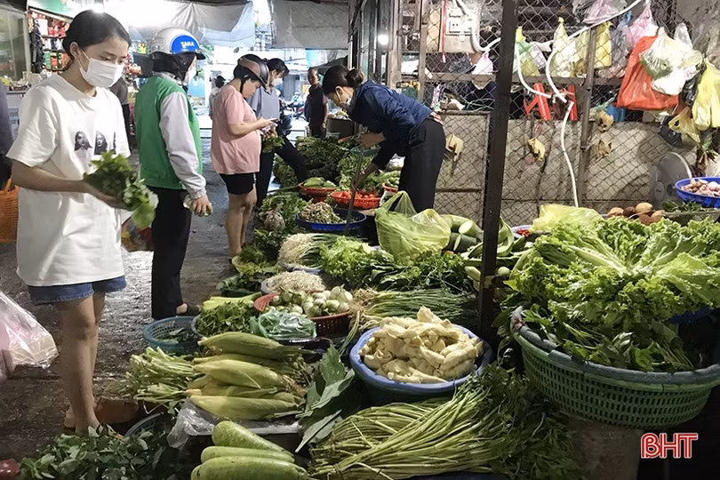 Sau mưa lũ, giá rau ở Hà Tĩnh tăng mạnh
