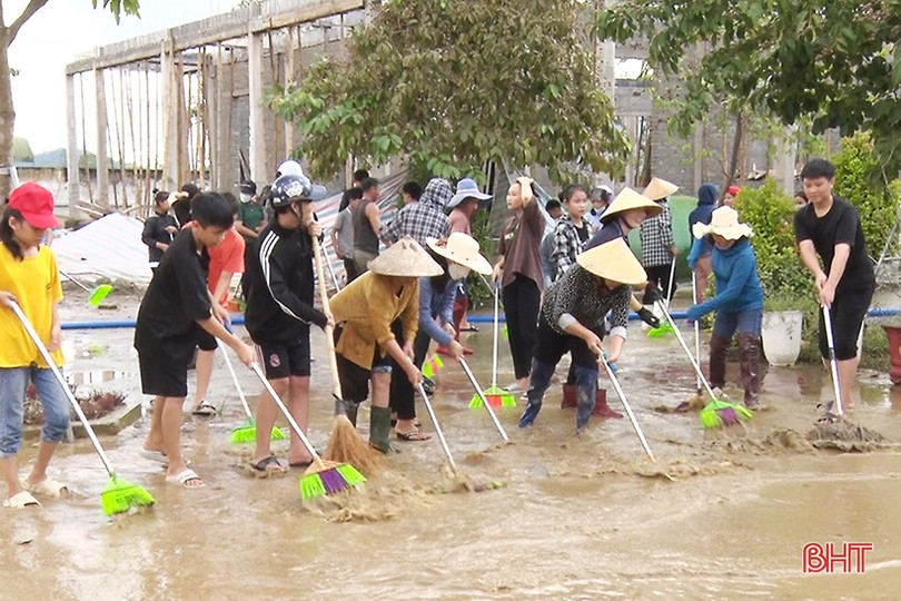 Nghi Xuân tổng vệ sinh đón học sinh trở lại trường sau mưa lũ