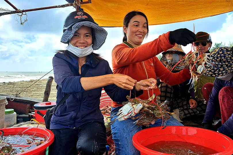 Ngư dân Xuân Yên vui mừng trúng ghẹ sau ngày biển động